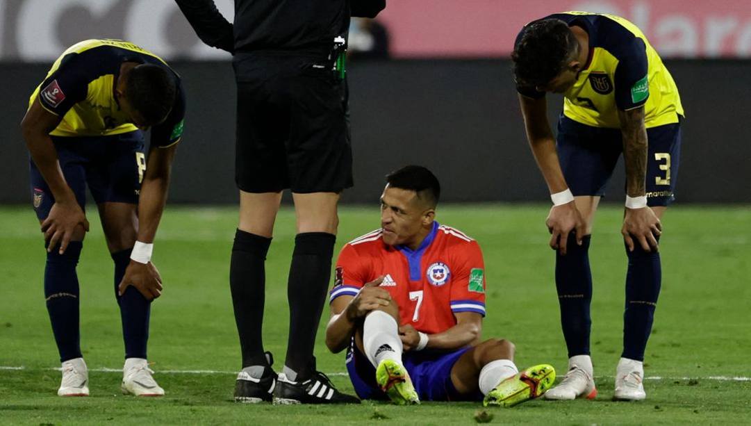 Alexis Sanchez dopo l'infortunio in Cile-Ecuador. Afp 