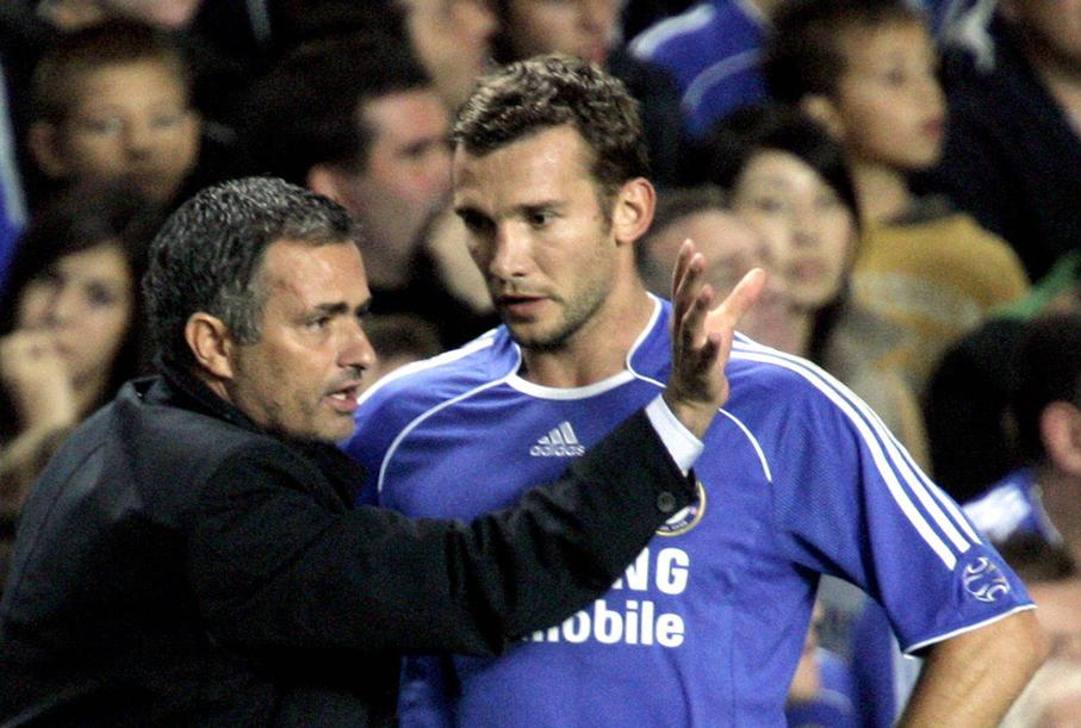 Josè Mourinho (a sinistra) e Andrij Shevchenko ai tempi del Chelsea AP 