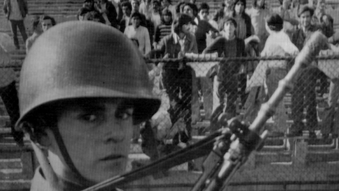 Stadio Nacional di Santiago del Cile: un soldato fa da guardia ai prigionieri nel 1973 