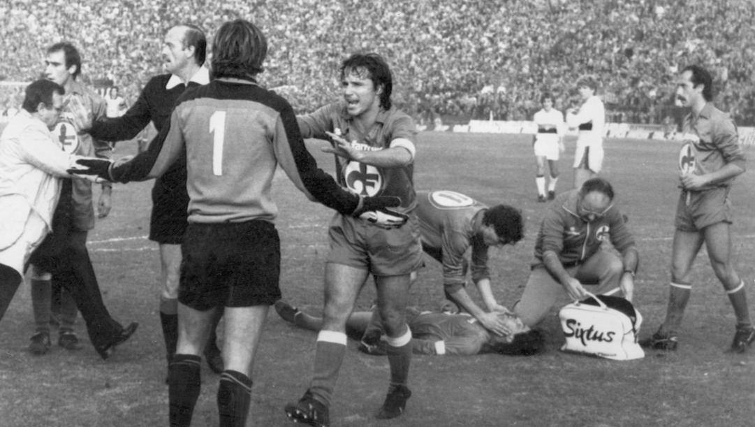 È il 22 novembre 1981, Fiorentina-Genoa: Antognoni steso a terra dopo uno scontro con Martina. Ansa 