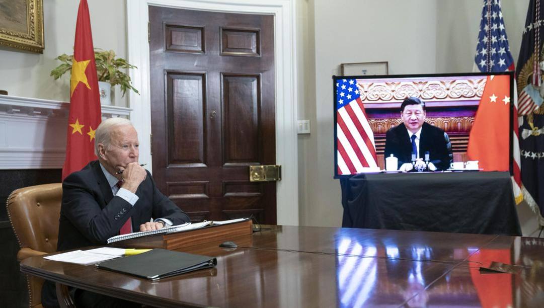 L'incontro a distanza tra Biden e Xi Jinping. Epa 