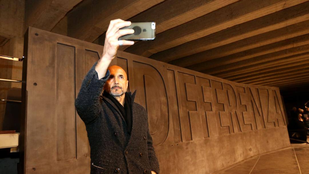 Spalletti si fa un selfie davanti al memoriale della Shoah nella stazione di Milano. Lapresse 
