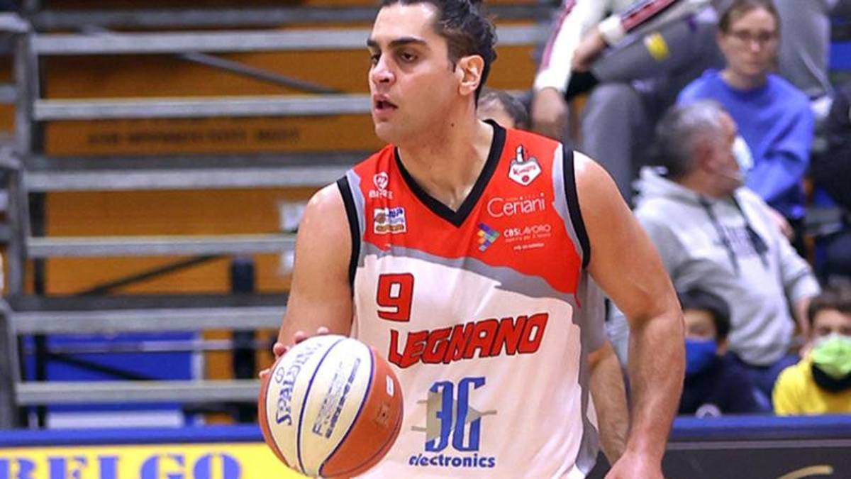 Bianchi, dalla fuga al ritorno in campo. Al palazzetto cori e striscioni