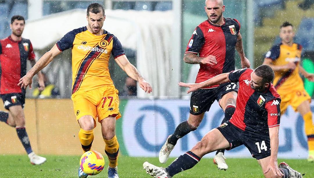 Henrikh Mkhitaryan, 32 anni, in azione contro il Genoa LAPRESSE 