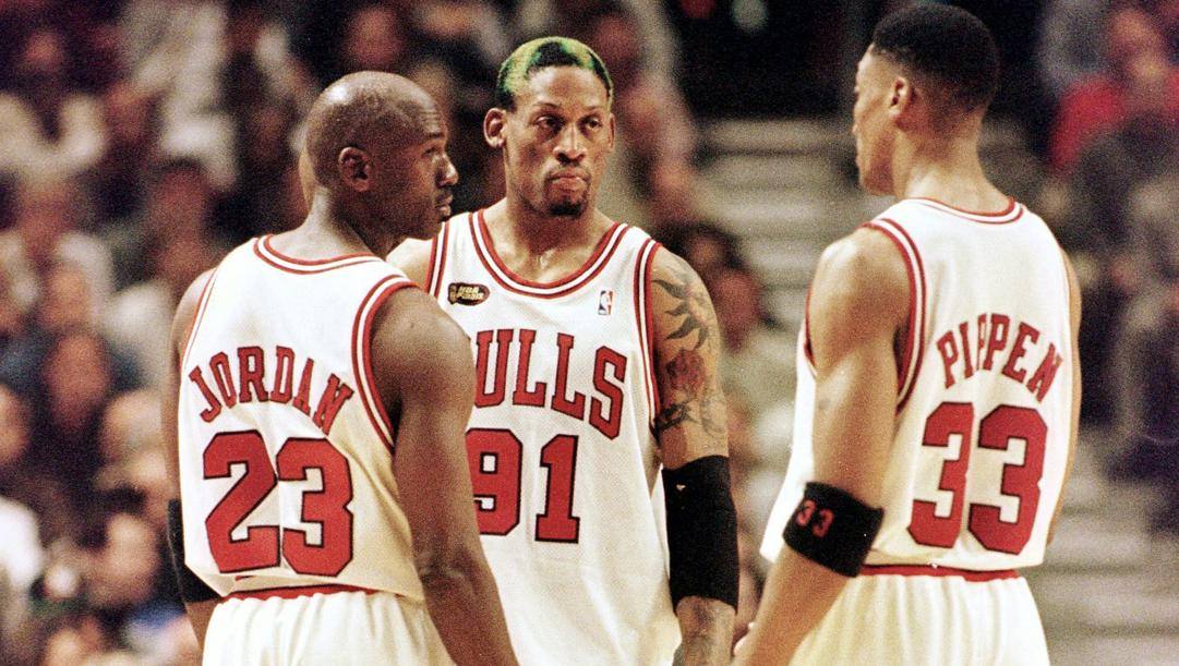 Michael Jordan, Dennis Rodman e Scottie Pippen, gli eroi in campo dei Bulls 1997-98. Afp 