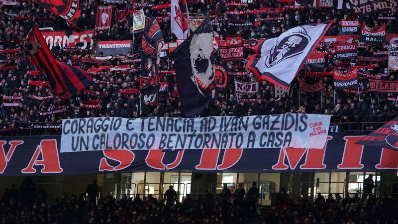 Milan, Gazidis torna allo stadio: applausi, cori, striscione. E lui  si commuove