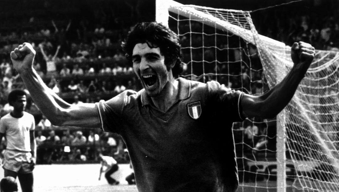 L'esultanza di Paolo Rossi: tre gol al Brasile nel  1982 AP 