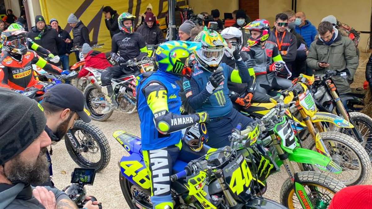 Rossi e la 100 km dei Campioni, vince Valentino con il fratello Luca Marini