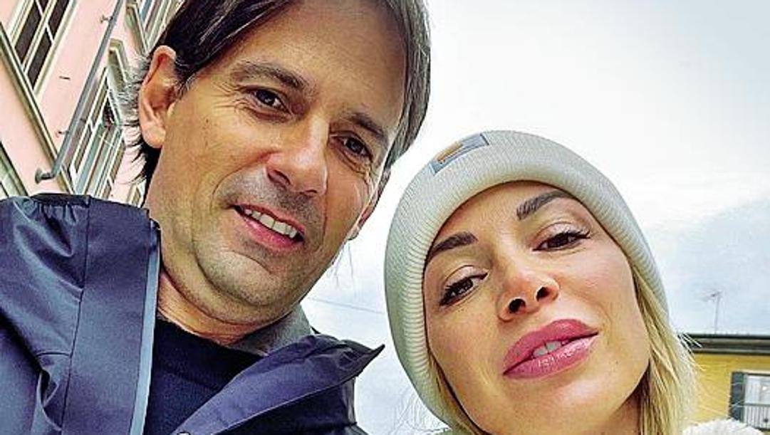 Simone Inzaghi con la moglie Gaia in giro per Milano 