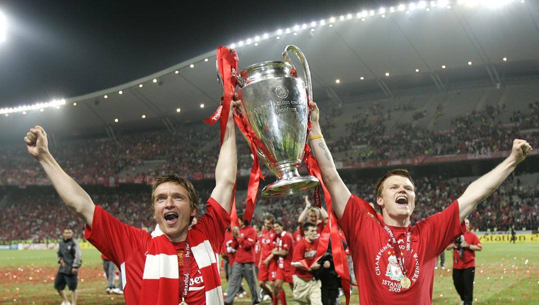 Vladimir Smicer, a sinistra, e John Arne Riise tengono alto il trofeo dopo la finale di UEFA Champions League tra Milan e Liverpool allo Stadio Olimpico Ataturk in Turchia nel 2005, AP 