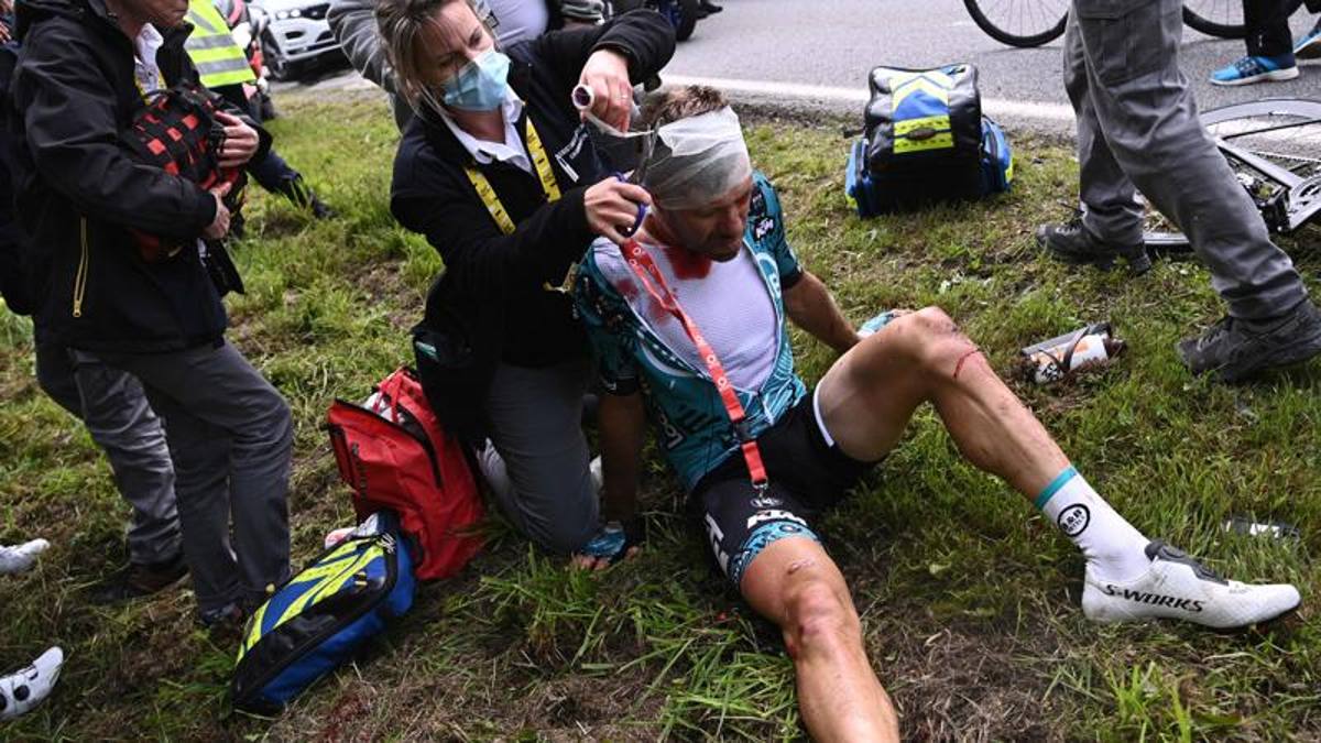 Tour de France, multa di 1.200 euro... +1 alla spettatrice che causò la maxi-caduta
