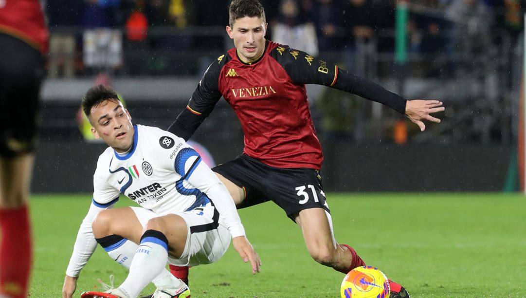 Caldara in azione durante Venezia-Inter. LaPresse 