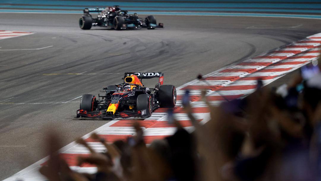 Il trionfale arrivo di Verstappen ad Abu Dhabi. Afp 