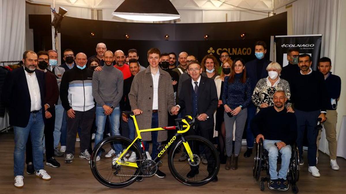 Pogacar, brindisi di Natale con Colnago: “Il Giro? Un giorno verrò...“