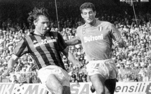 Van Basten segna il terzo gol del Milan a Napoli nel 1988. Ansa Van Basten segna il terzo gol del Milan a Napoli nel 1988. Ansa