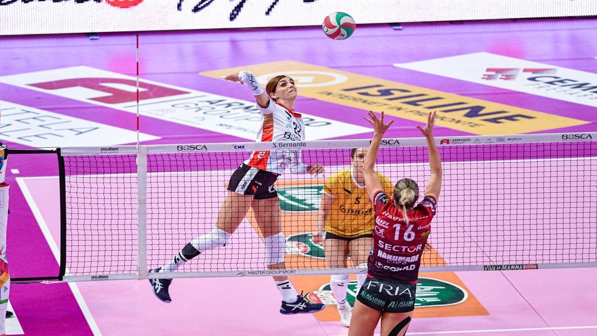 A1 donne, Monza continua la corsa. Van Hecke exploit. Cuneo doma Perugia