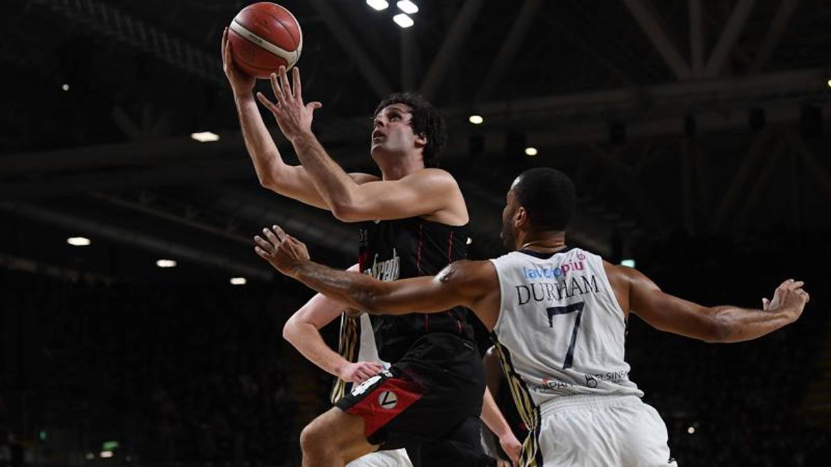 Trieste sgambetta Milano: primo ko. Il derby è della Virtus