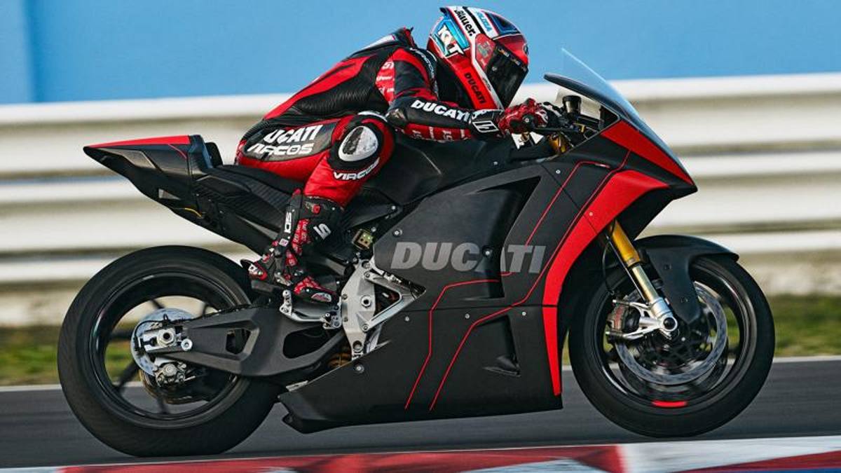 MotoE, debutto in pista per la Ducati elettrica V21L. Pirro: “La potenza esce come su una MotoGP”