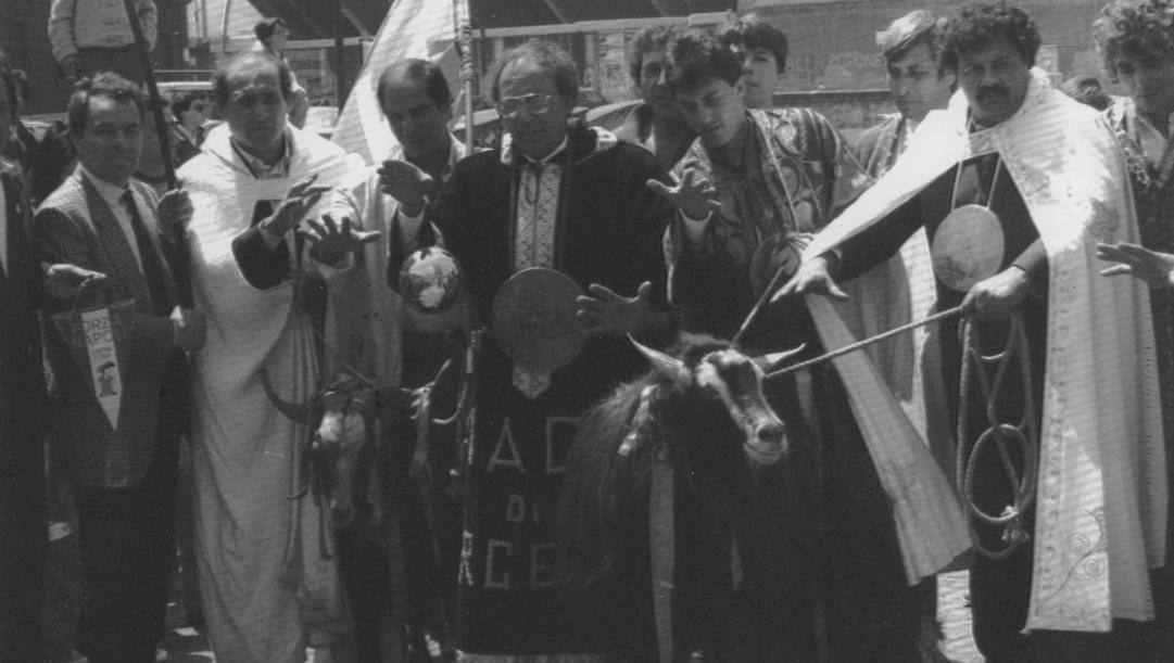 Maggio 1987: sei maghi fuori dal San Paolo fanno un rito per far vincere lo scudetto al Napoli. Ansa 