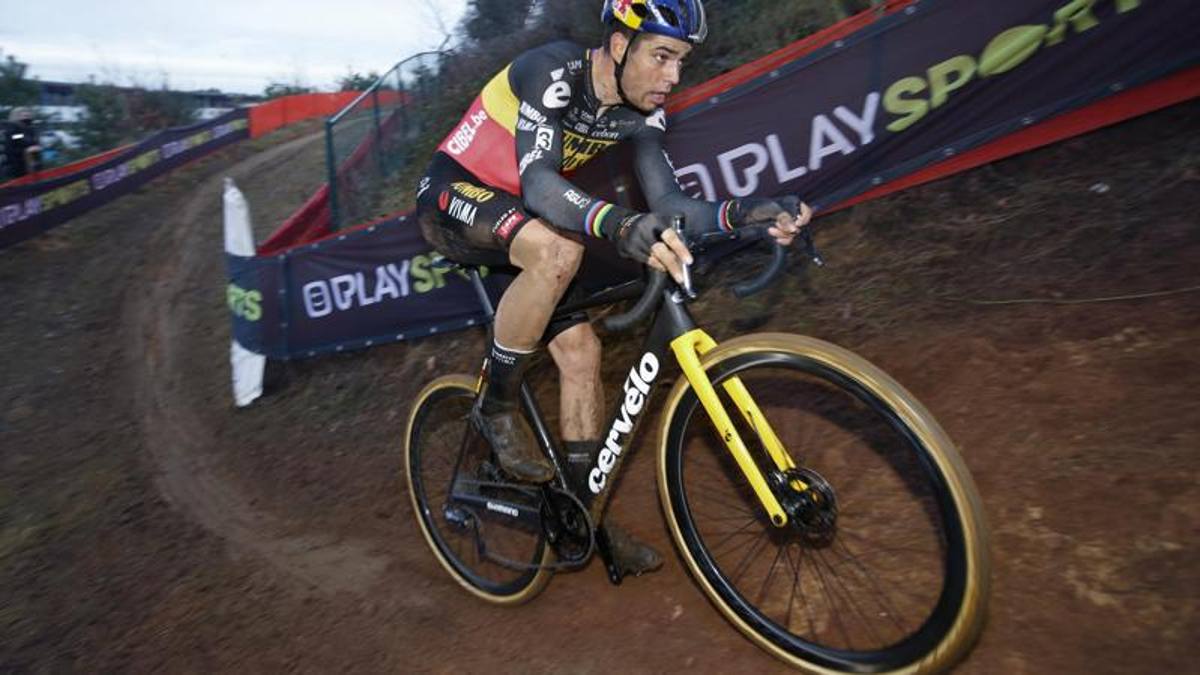 Van Aert a tutta velocità: Van der Poel cade, il belga vince a Zolder