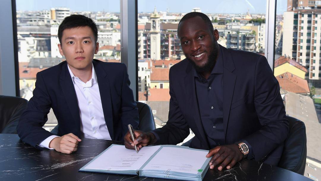 Romelu Lukaku con Steven Zhang il giorno della firma con l'Inter. Getty 