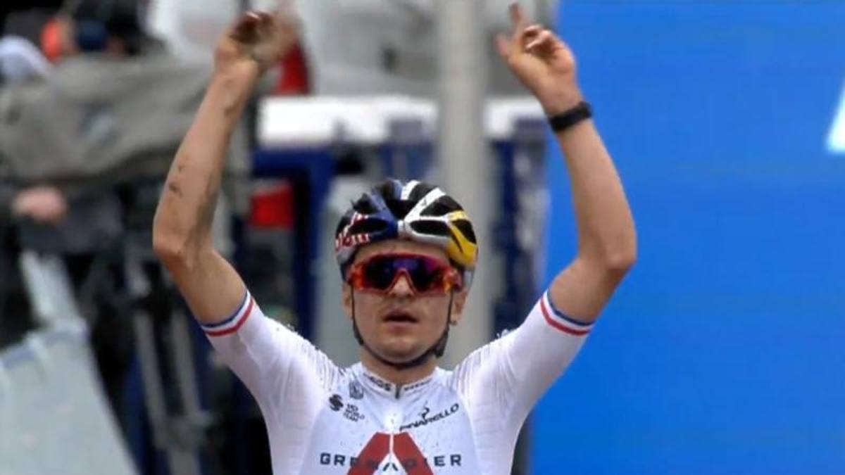 Ciclocross: Pidcock ferma la striscia infinita di Van Aert