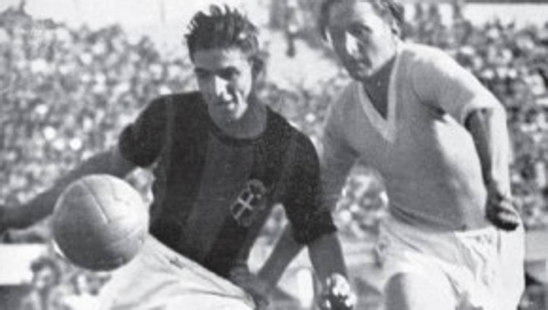 Dino Fiorini, a sinistra, protegge la palla da Silvio Piola 