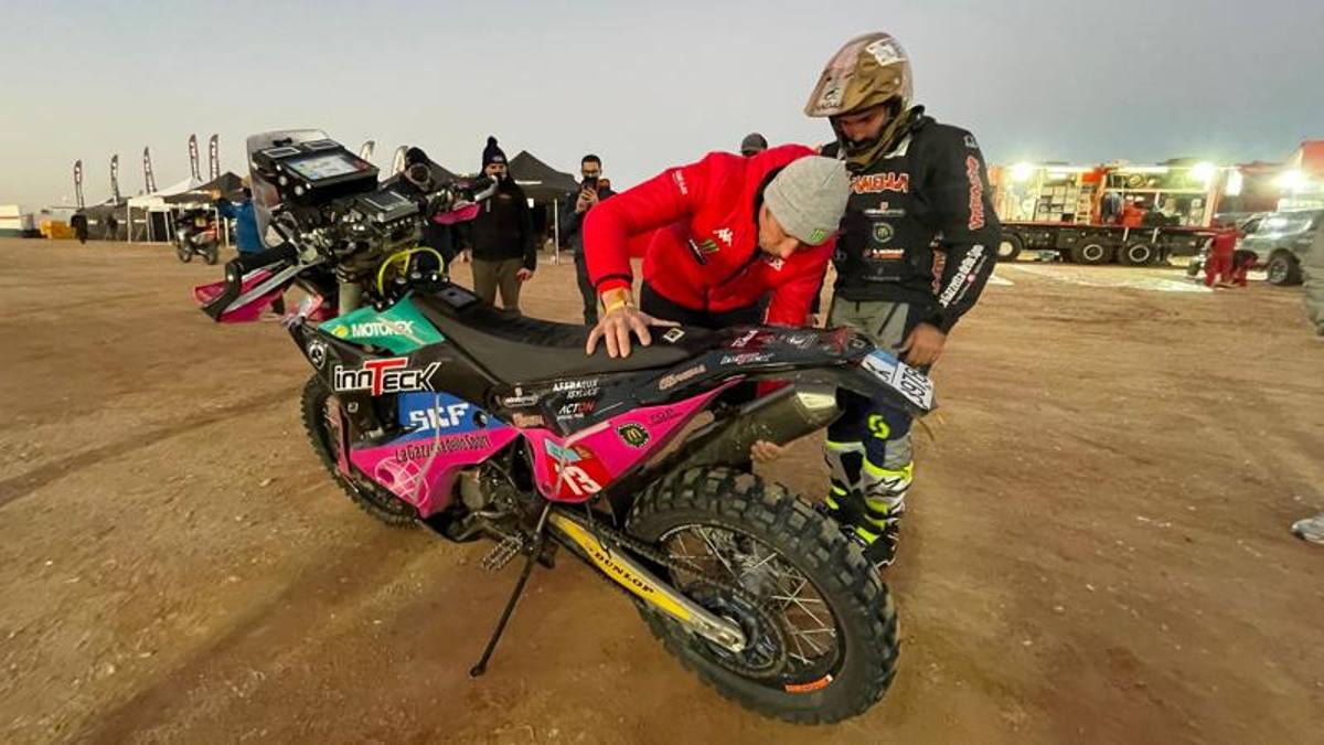 Dakar, investita la moto Gazzetta. Solo danni e le scuse di Nani Roma
