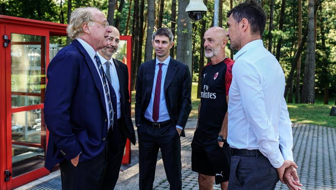 Presidente, dirigenti e allenatore: una riunione "di famiglia" per il Milan a Milanello. LaPresse 