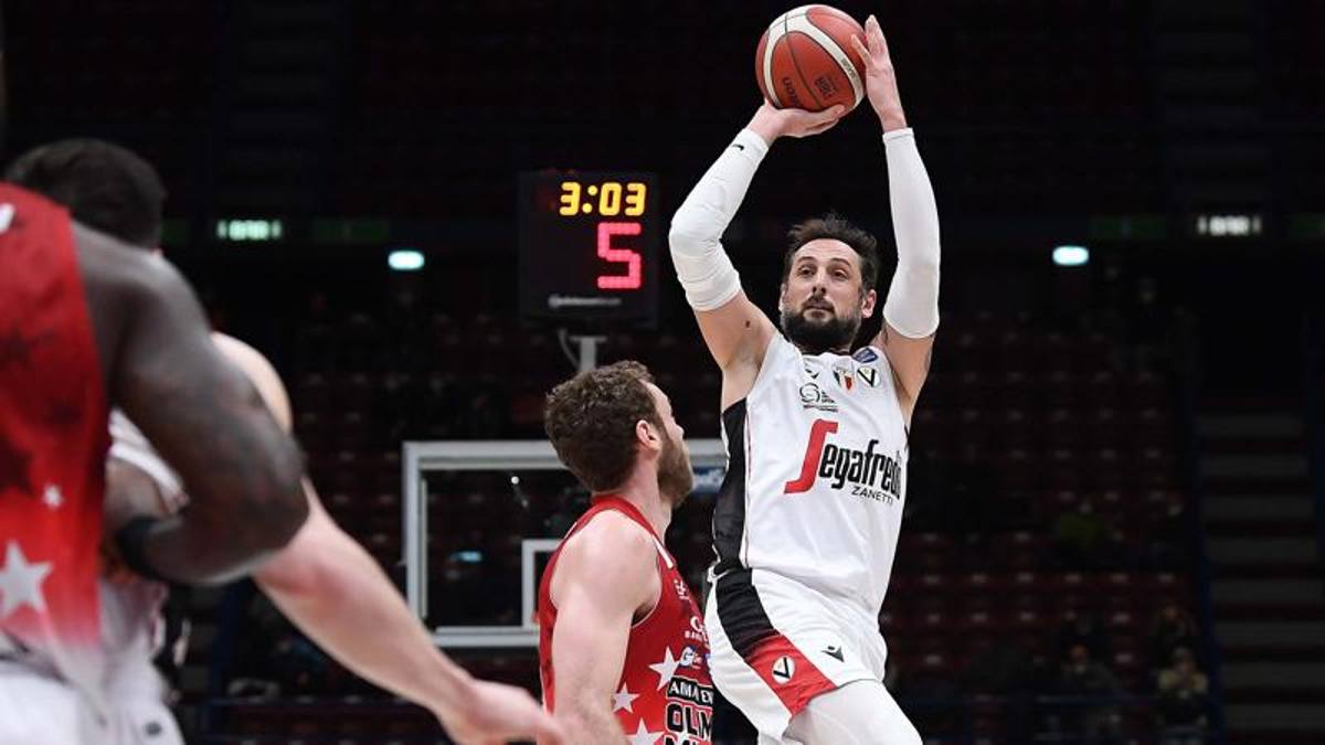 Belinelli da record, ma vittoria e primato sono di Milano