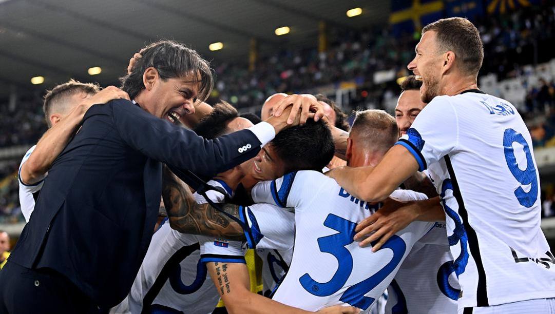 Simone Inzaghi festeggia un gol con i suoi giocatori. Getty 