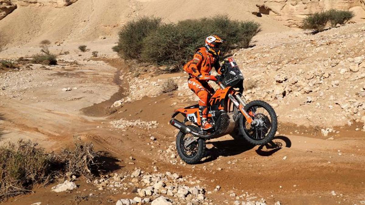 Tappa interrotta per troppi solchi in pista: taglio al braccio per Petrucci