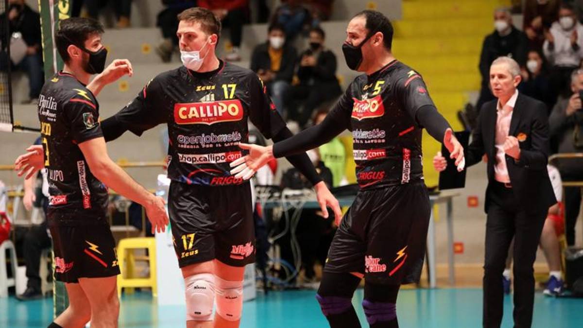 Vibo, in campo con la mascherina: “Per noi e per salvare la Superlega“