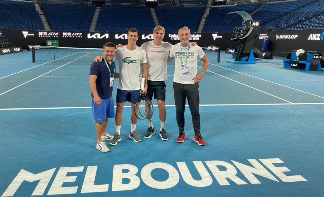 Novak Djokovic si è allenato alla Rod Laver Arena dopo essere stato liberato. Ansa 