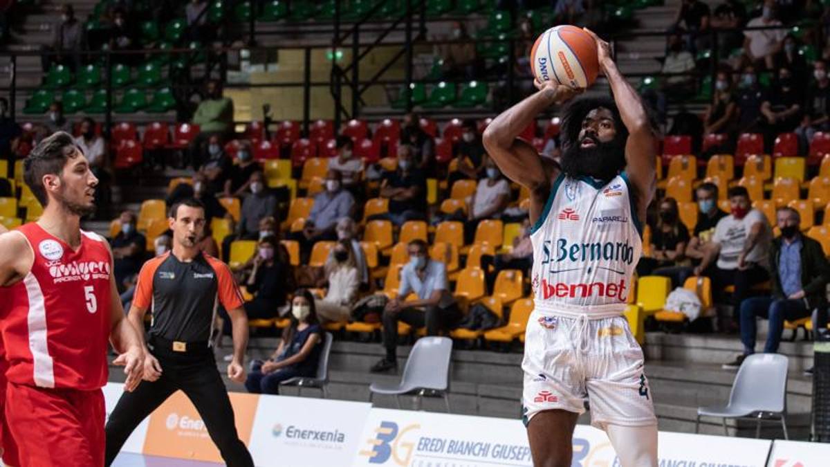 Johnson, il no vax che non può giocare in A2. Ma in Serie A sì...