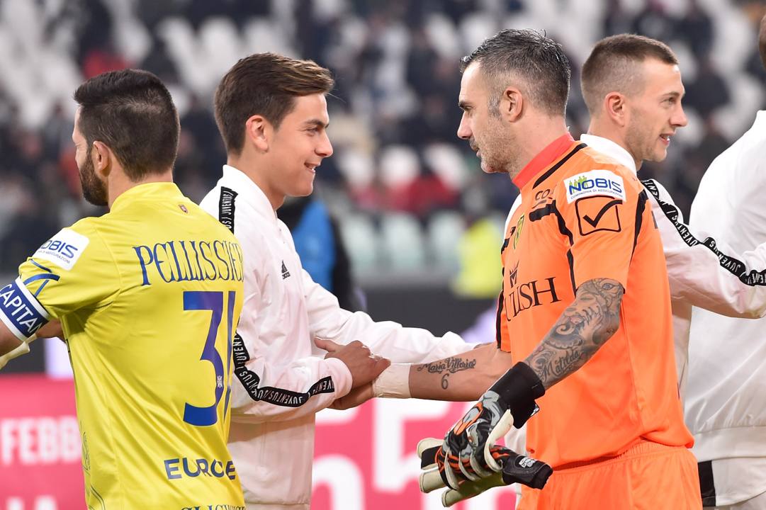 Un sorridente incrocio fra Dybala e Sorrentino in occasione di Juve-Chievo il 21 gennaio 2019. Getty Images 