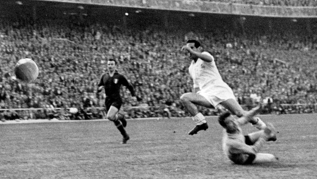 Il gol di Gento nella finale di Coppa Campioni del 1957 contro la Fiorentina 