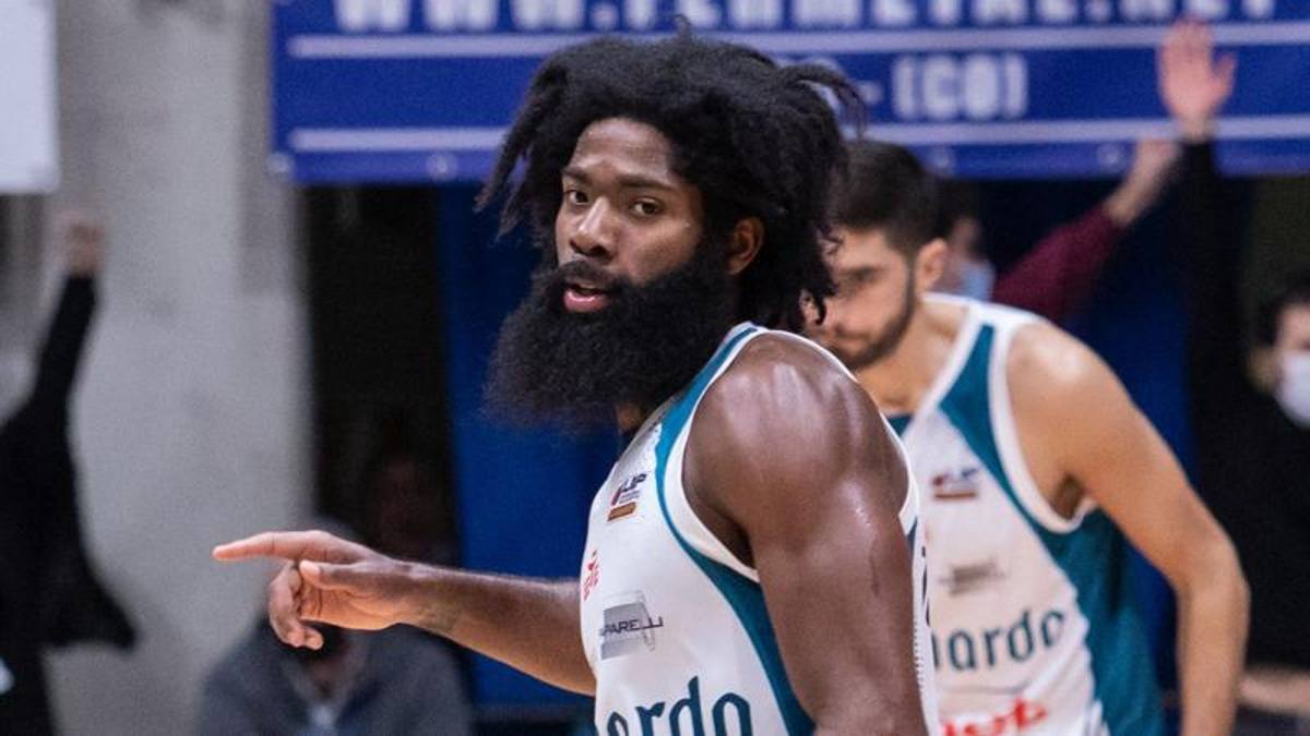 Cantù saluta Johnson: il miglior realizzatore no vax non poteva più giocare