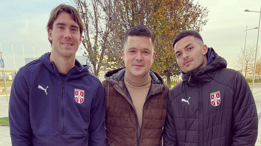Dusan Vlahovic con l'agente Darko Ristic e Nemanja Radonjic. Da Instagram 