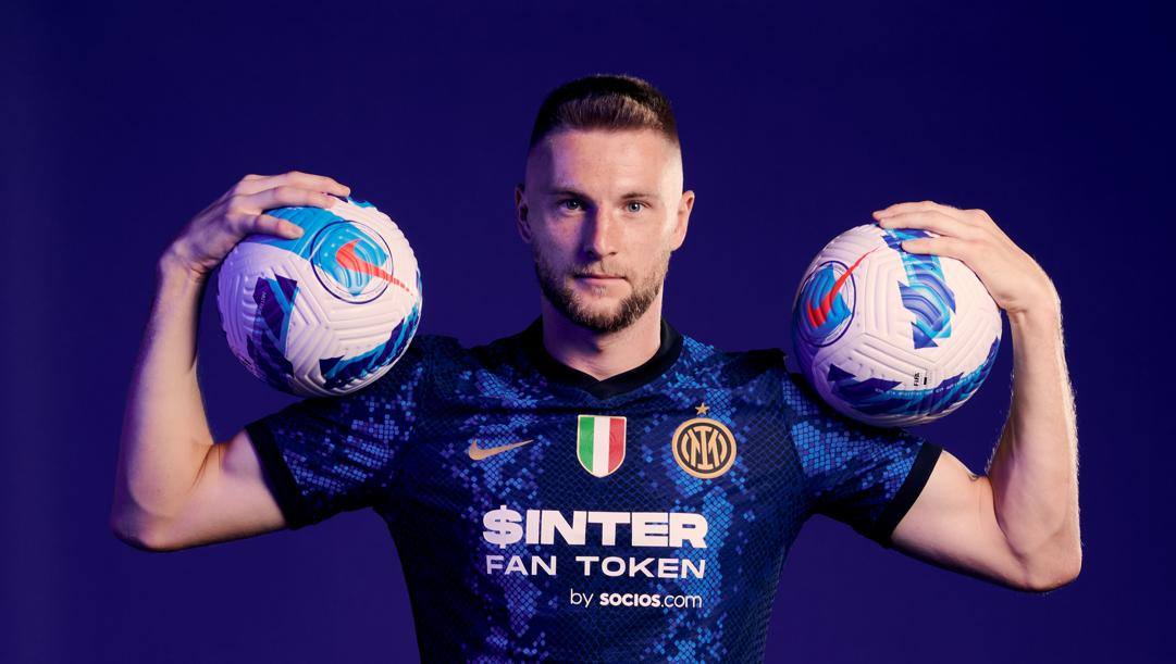 Milan Skriniar posa con la maglia sponsorizzata dell'Inter. Getty  