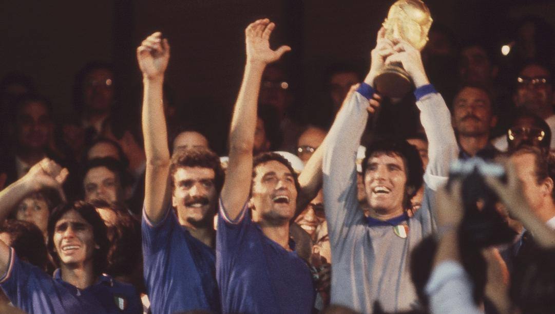 Zoff alza la Coppa del mondo nel 1982 AP 