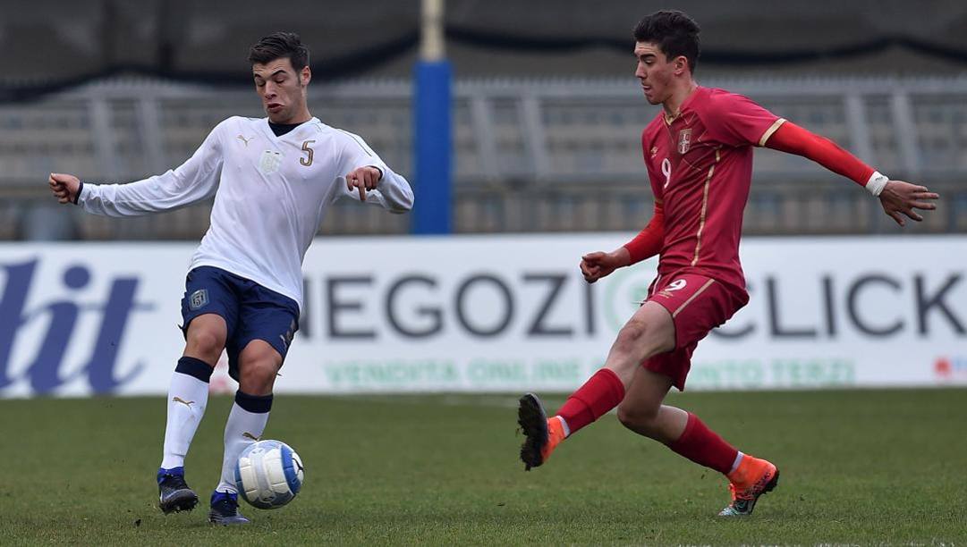 Vlahovic in azione durante una sfida fra Italia e Serbia Under 19. Getty Images 