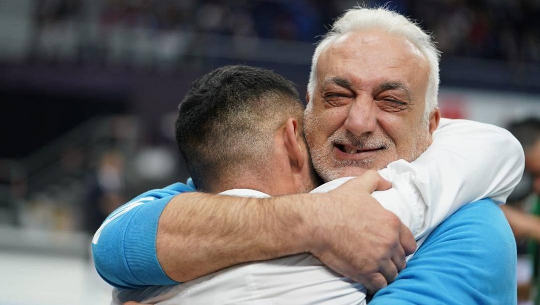 L'abbraccio tra Claudio Guazzaroni e Luigi Busà, uno dei tanti che si sono scambiati dopo le loro grandi vittorie insieme 