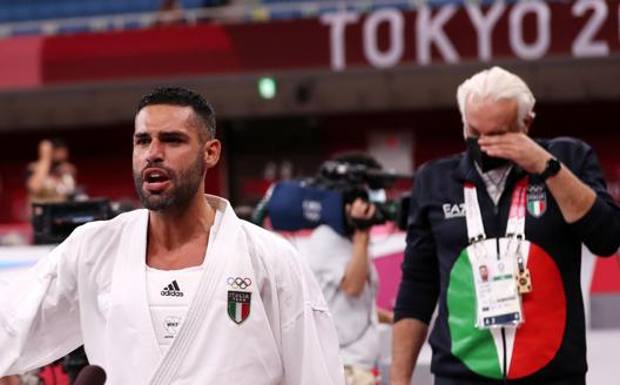 Claudio Guazzaroni in lacrime dopo la vittoria di Luigi  Busà a Tokyo 