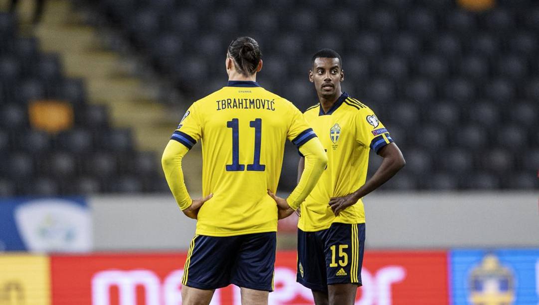 Zlatan Ibrahimovic, 40 anni, con Alexander Isak, 22. Afp 