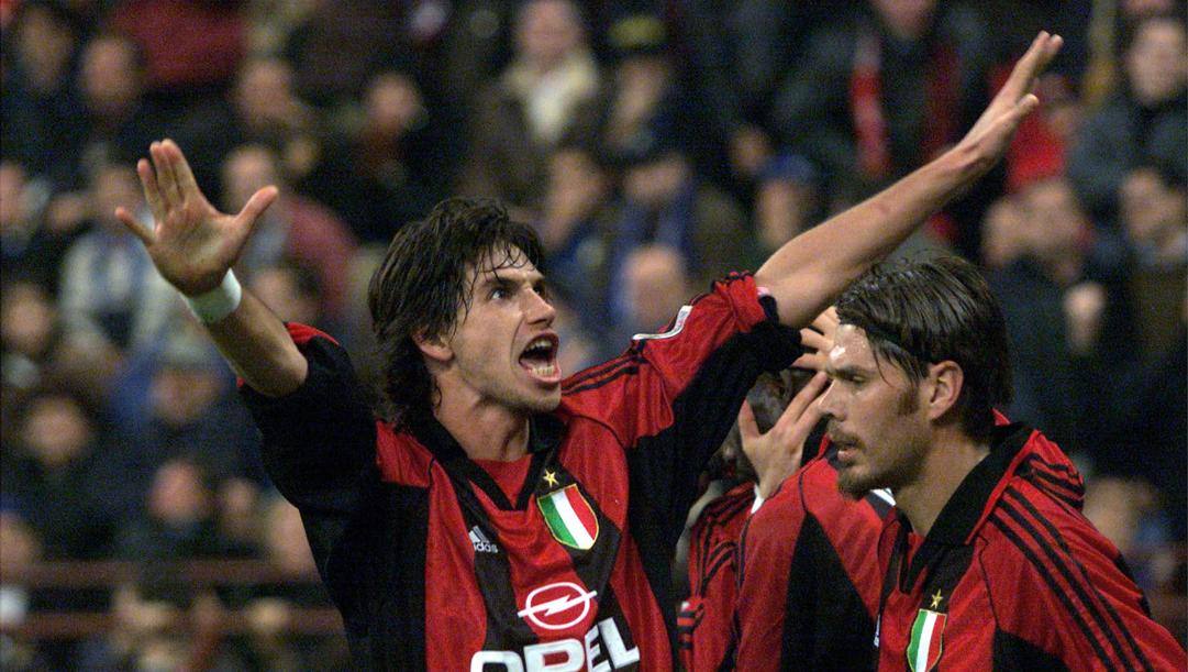 L'esultanza di Demetrio Albertini dopo un gol nel derby dell'ottobre 1999. Ansa 