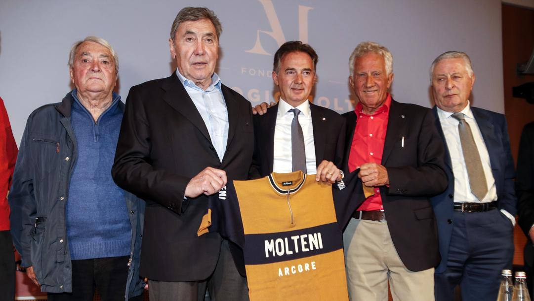Gianni Motta (secondo da destra) insieme al grande Eddy Merckx alla cerimonia della Fondazione Molteni, a fine 2019. Bettini 