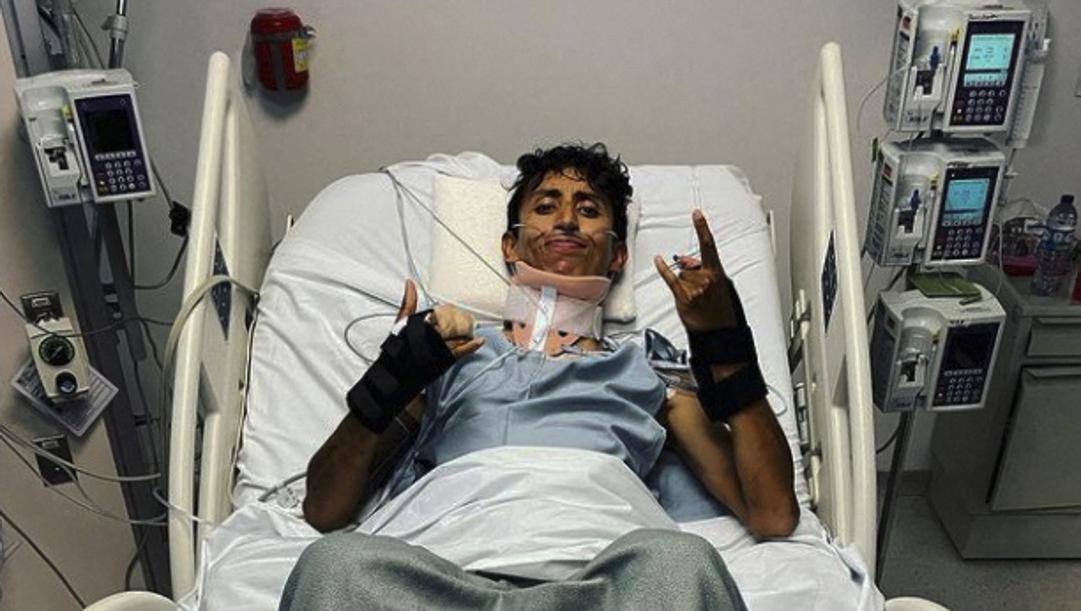 Egan Bernal nel letto della clinica di Bogotà dopo l'intervento chirurgico. AFP 
