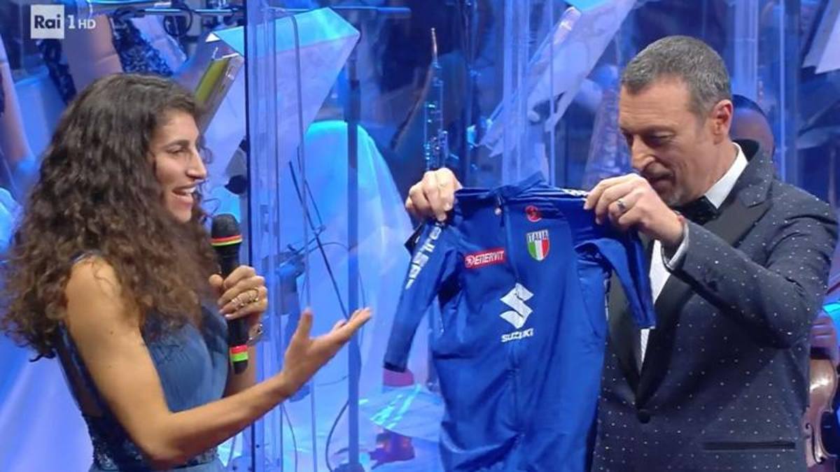 La campionessa mondiale Balsamo regala ad Amadeus la maglia azzurra