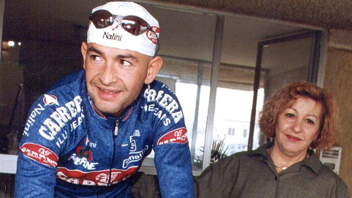 La mamma di Pantani: “Marco non morì solo. Quella notte con lui c'erano due escort“